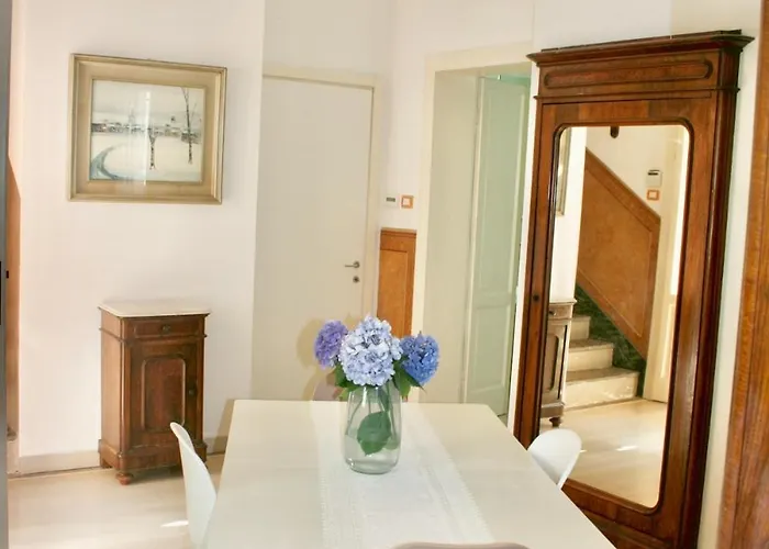 Deluxe Floor In Marina Apartment Como